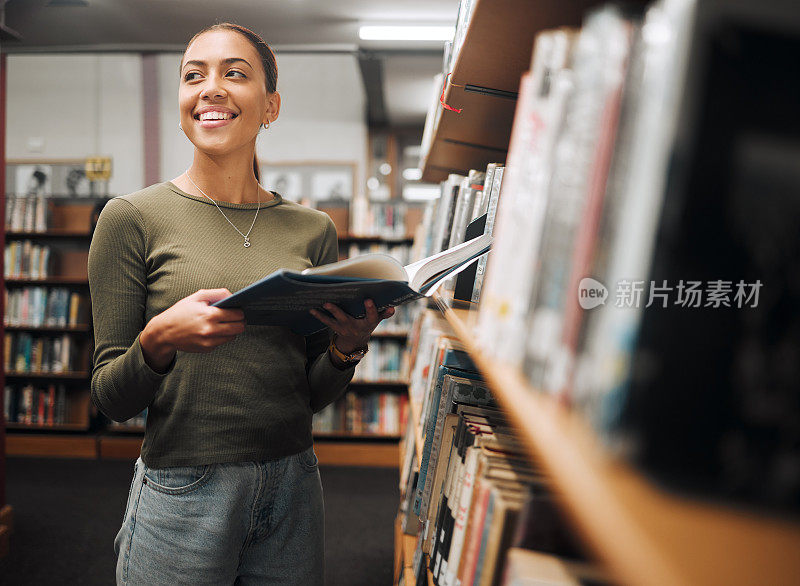学生，快乐地在图书馆读书，为教育学习或大学研究在书店。书架上，大学女生为学习而思考，创新思想愿景或虚构快乐