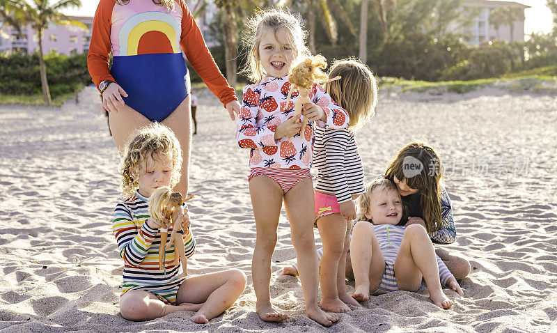 一大群孩子，女孩，穿着泳衣在海滩上玩