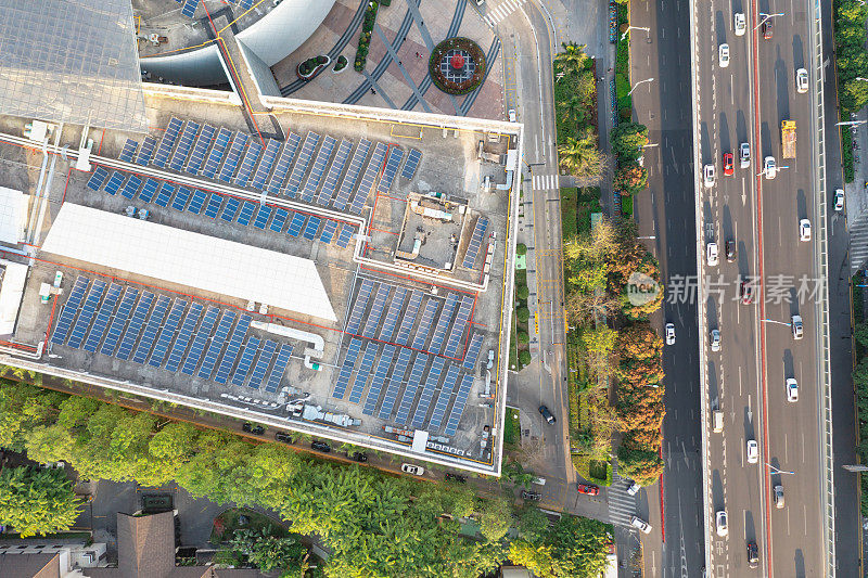 城市建筑屋顶太阳能电站的鸟瞰图