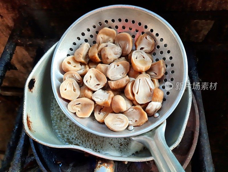 煮稻草香菇——食品制备。