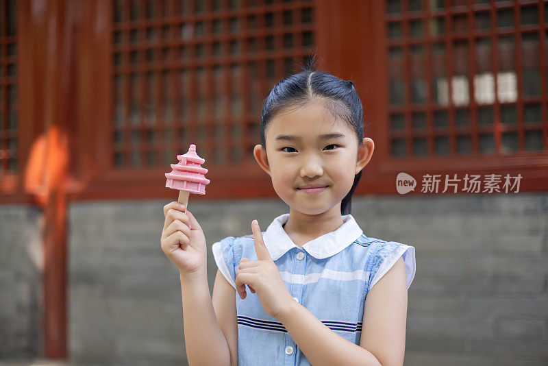 小女孩拿着北京天坛祈祷殿模型冰棒