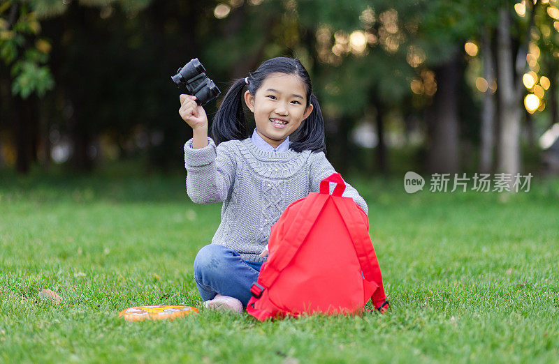 小女孩从背包里拿出玩具