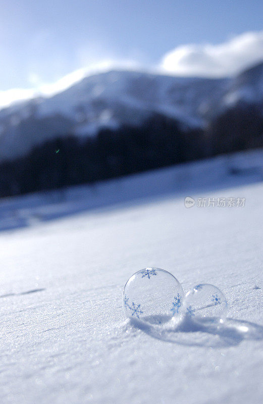 雪花上有玻璃球和雪花