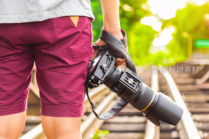 泰国摄影师或旅行者使用专业的单反相机