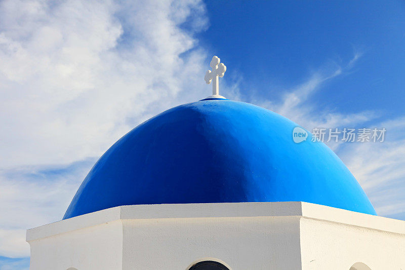 希腊圣托里尼岛伊亚著名的蓝色圆顶教堂。