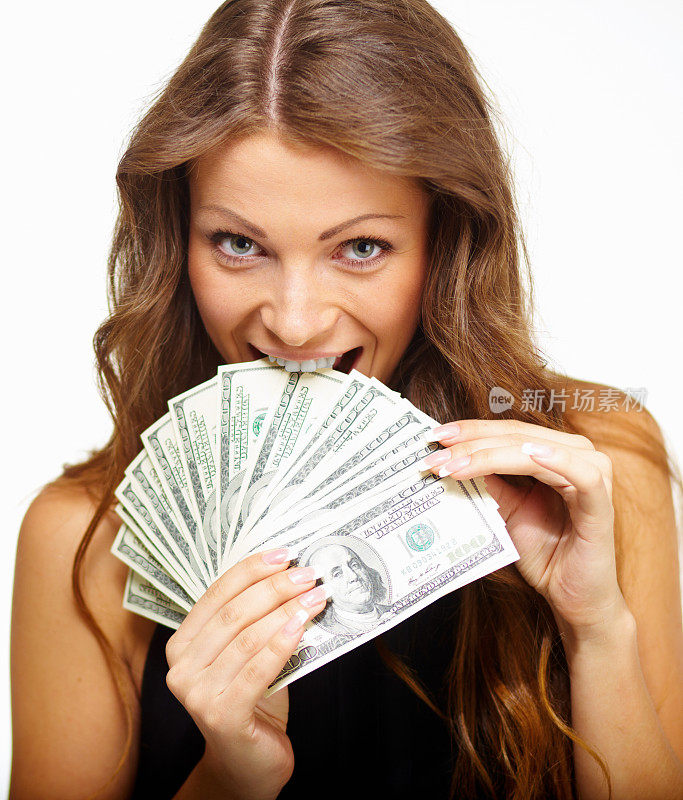 一个漂亮女人举着美元钞票的特写