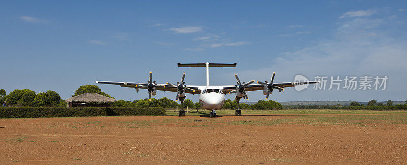四引擎螺旋桨飞机在肯尼亚的泥土跑道上