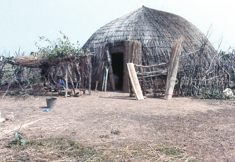 西非布基纳法索富拉尼牧民的雨季茅草住房