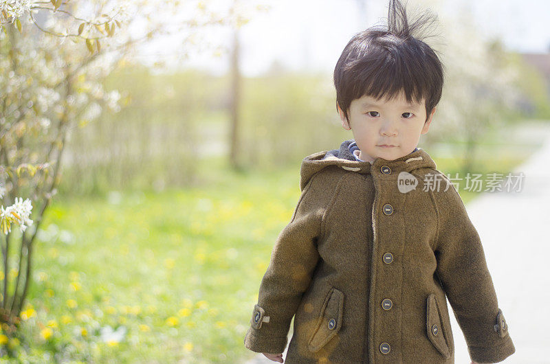 亚洲幼童在户外玩耍的春天