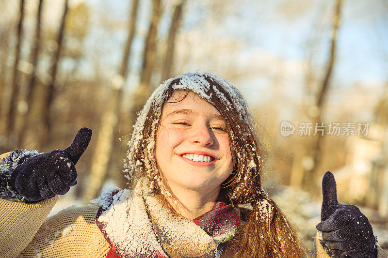 滑稽的少女肖像，头发上有雪