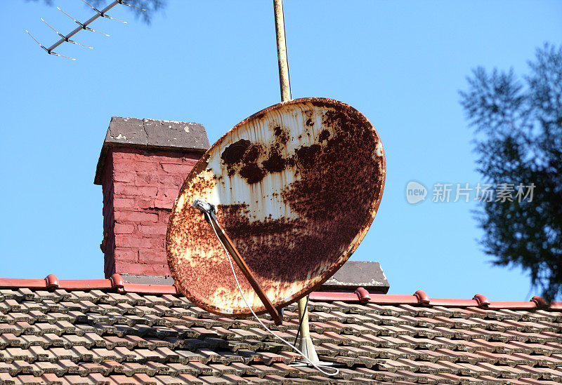 屋顶上的卫星天线生锈了