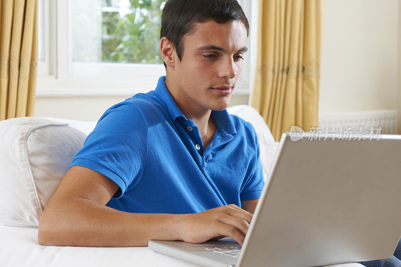 担心在家里使用笔记本电脑的青少年男孩