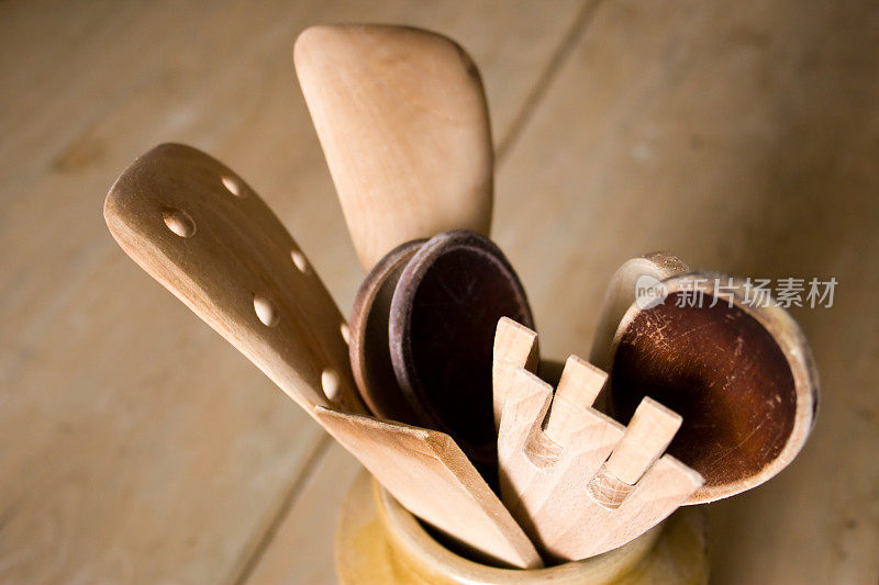 收集木制勺子和厨房用具