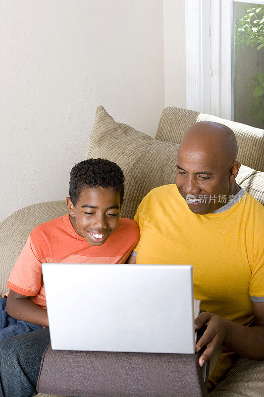 父亲和儿子在玩电脑