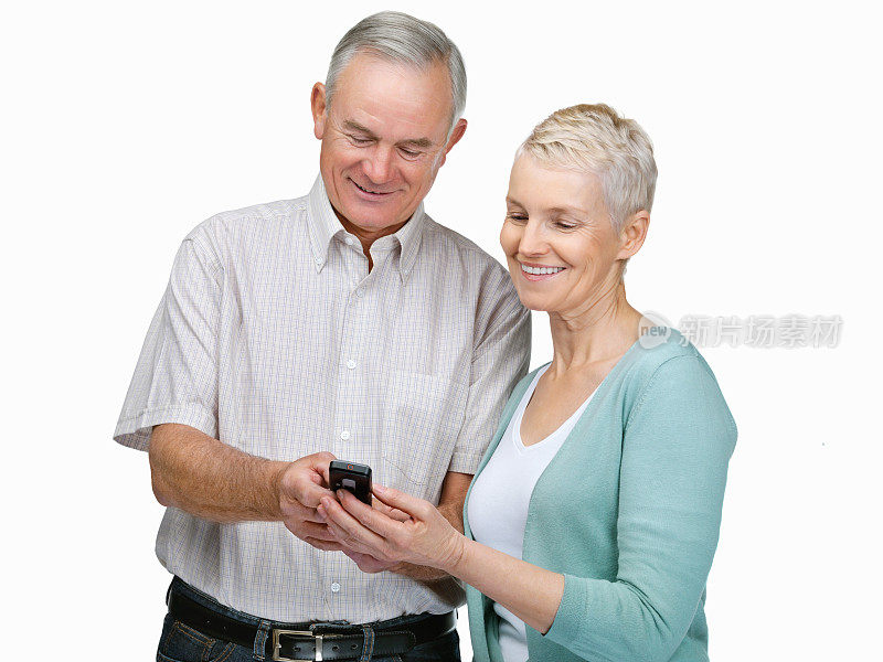 一对老年夫妇在白色的手机上读短信