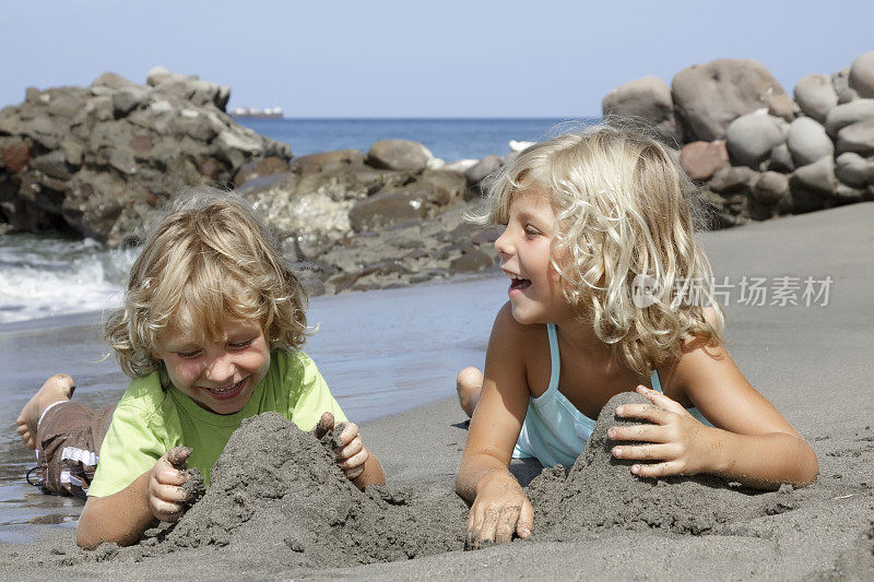 海滩上快乐的孩子们