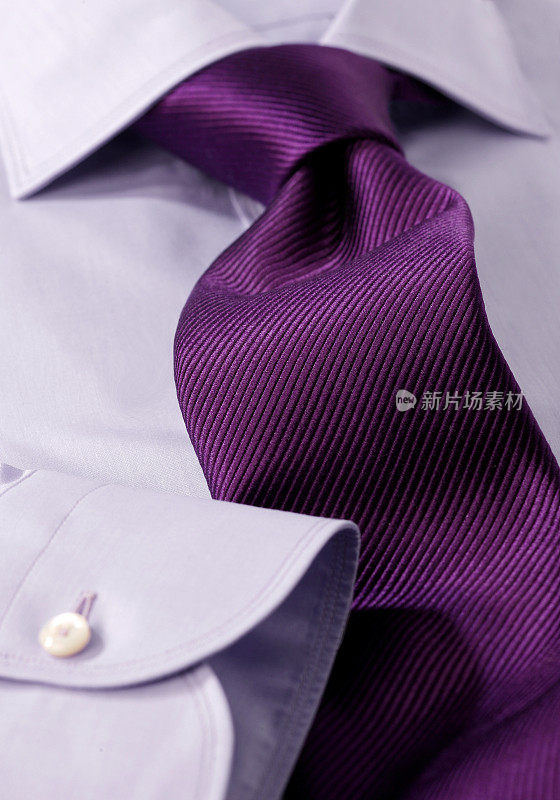 领带在紫色t恤上