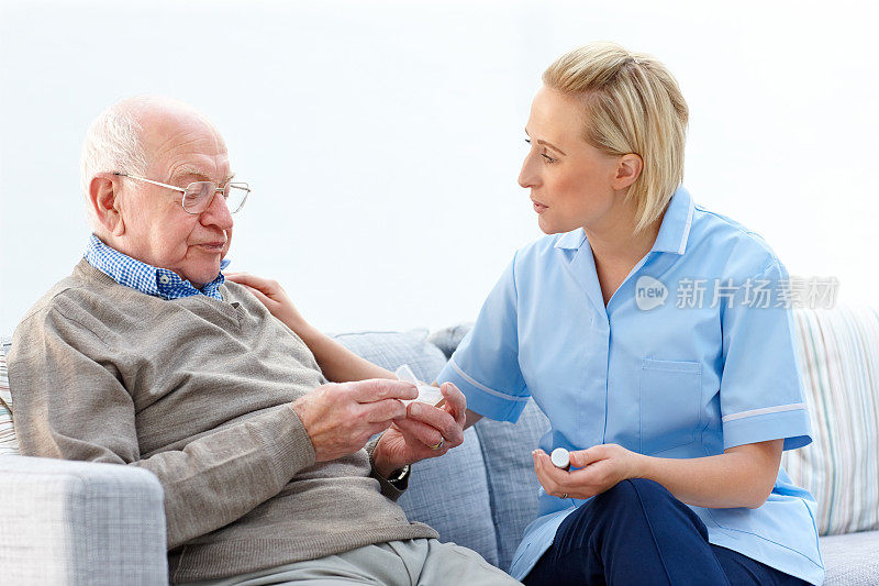 老年病人接受护士的指导