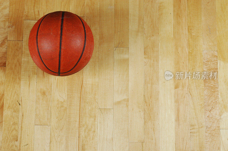 一个篮球在硬木地板上的上部视图
