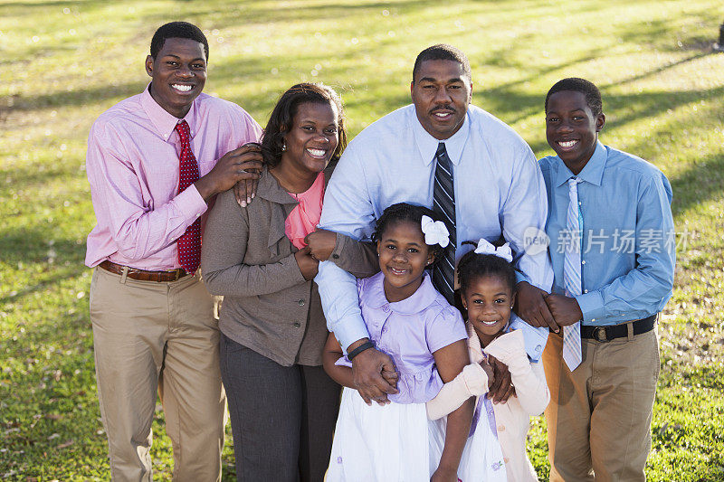 有四个孩子的非裔美国家庭