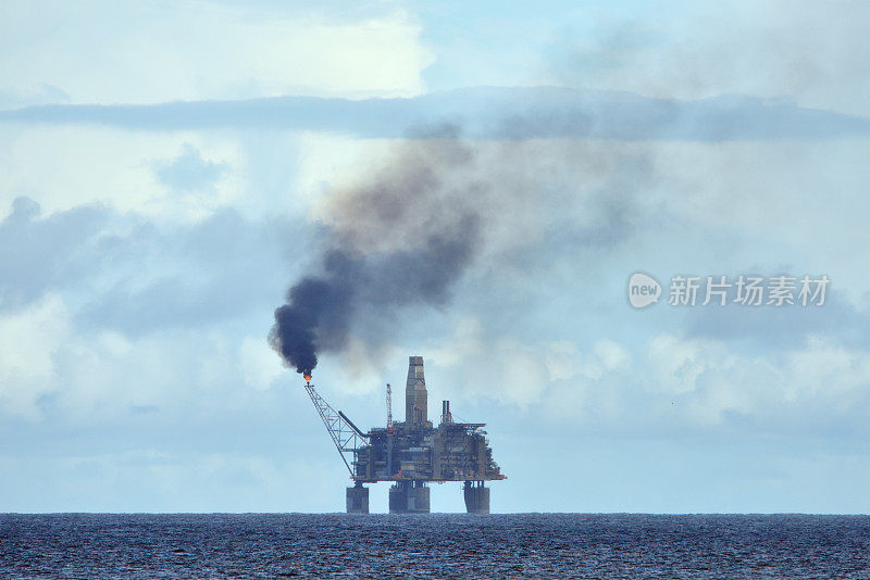 石油钻塔，大海，天空，烟雾