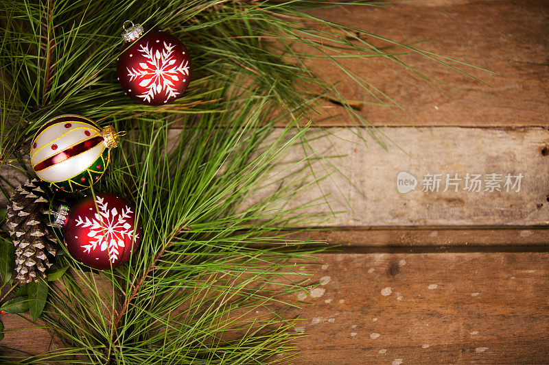 圣诞节的边界。装饰品、松枝、松果。木制的桌子。