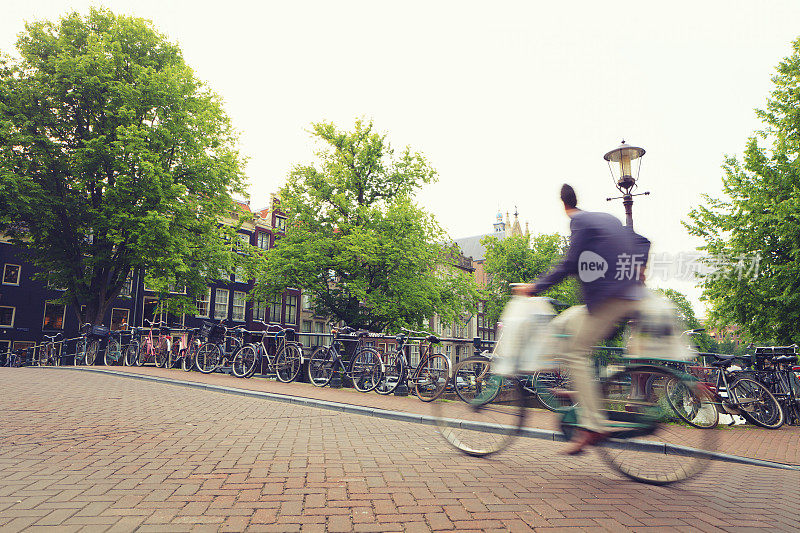 在阿姆斯特丹骑自行车的人