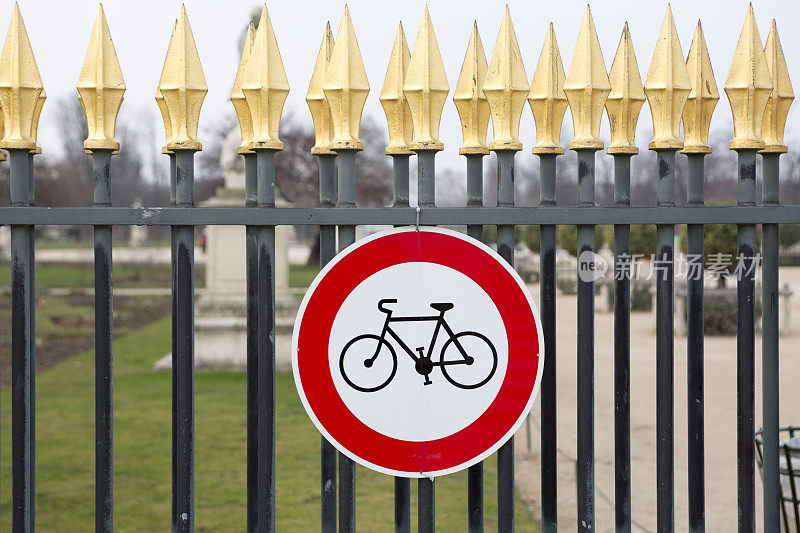 法国巴黎卢浮宫，禁止自行车通行的标志