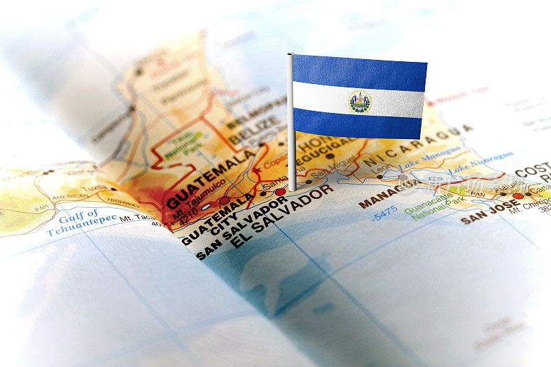 萨尔瓦多用旗帜钉在地图上