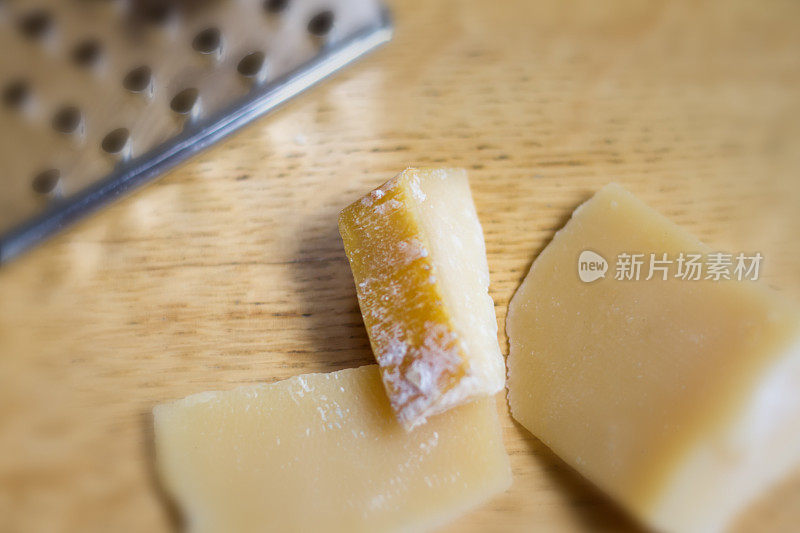 帕尔马果皮，木材背景，奶酪刨丝器