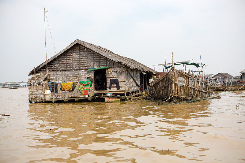 传统的柬埔寨湖边小屋