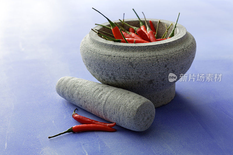 亚洲蒸馏:辣椒，研钵和杵