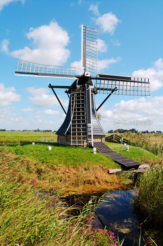 荷兰风景中的风车