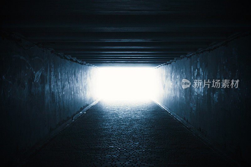 空而黑暗的隧道，尽头是光明