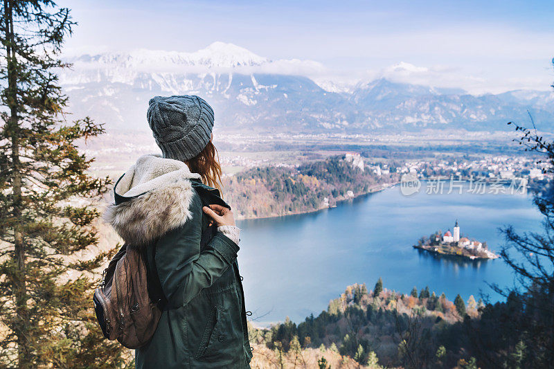 徒步女子与阿尔卑斯山山脉和高山湖泊的背景