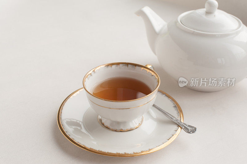 一杯茶和一个茶壶