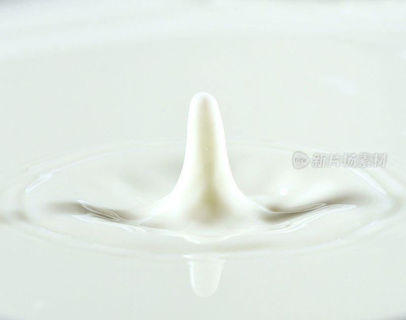 牛奶滴或白色液体滴