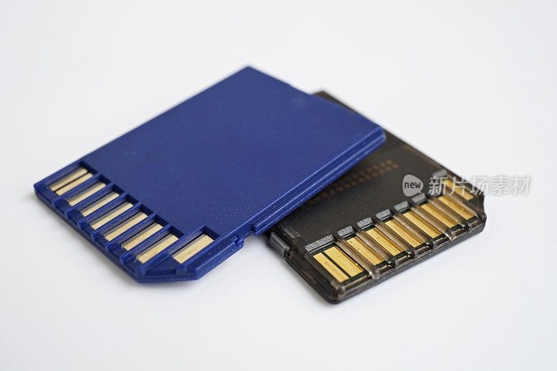 两个孤立的塑料蓝色和黑色紧凑型存储卡