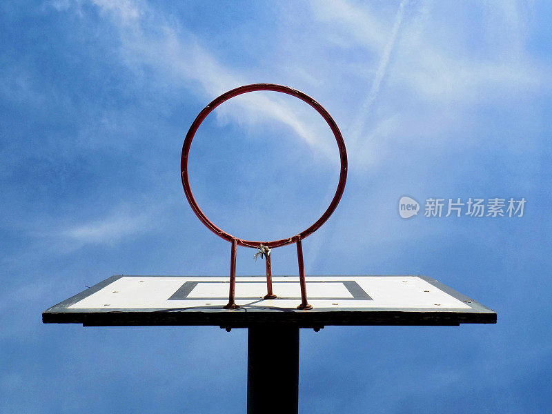 篮球和蓝天