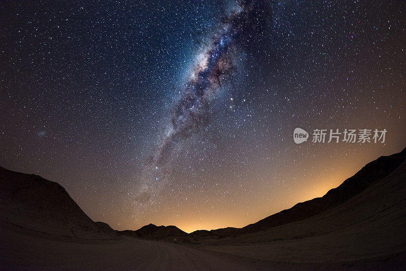 银河在纳米比亚纳米布沙漠上空形成弧形