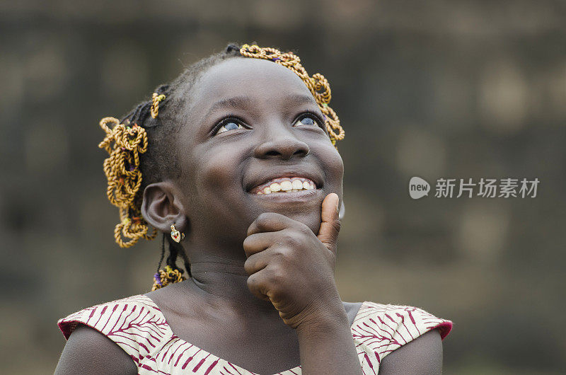 非洲小女孩在黑色大陆上思考她的未来