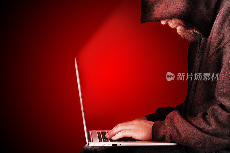 蒙面电脑黑客红色背景