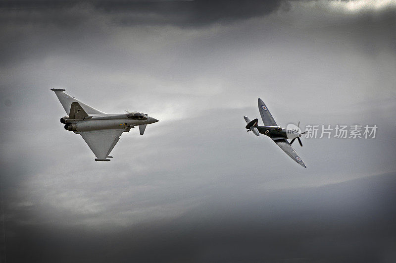 英国皇家空军“台风”欧洲战斗机和“刺火”战斗机进行表演。