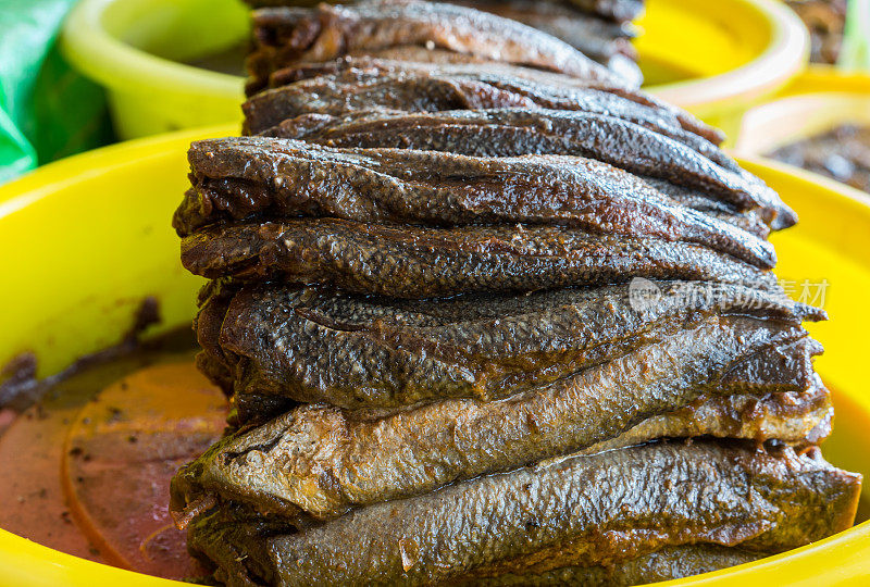 加上盐和香料的干鱼，是越南南部湄公河三角洲农村居民的流行食物