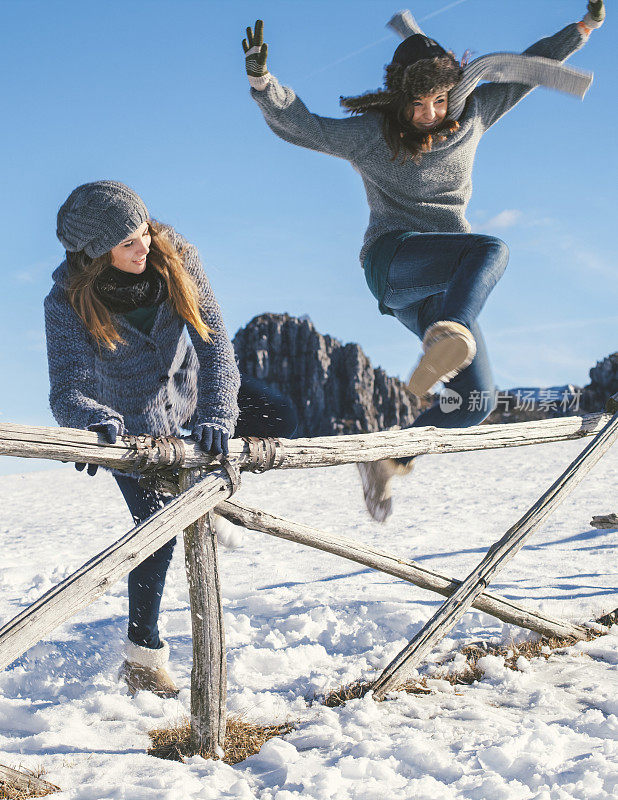 女孩们玩雪玩得很开心