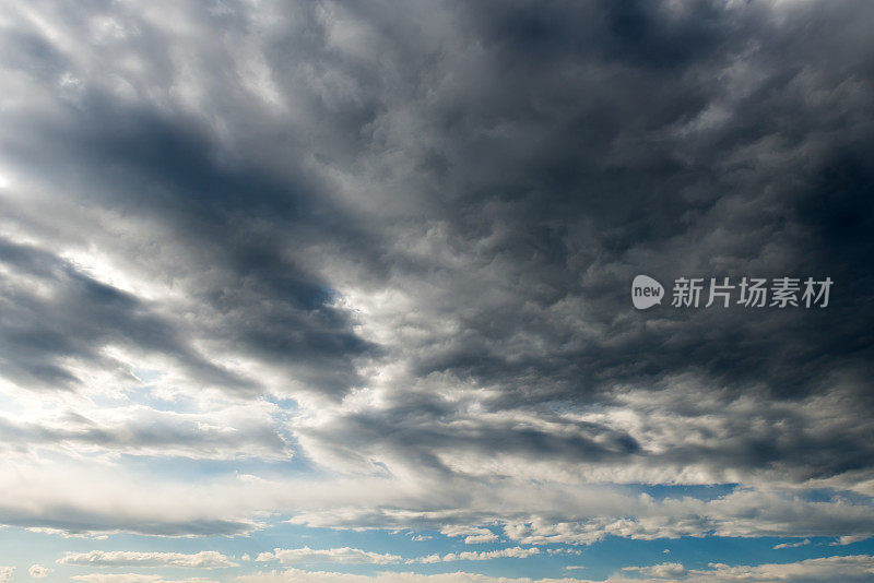 暴风雨的乌云