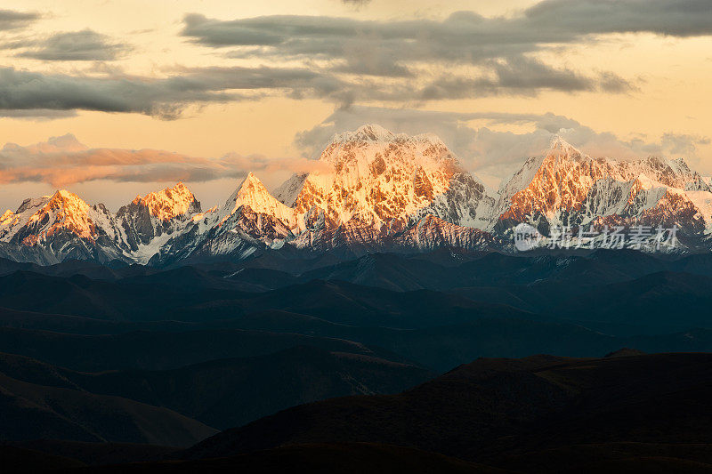 贡嘎山山顶日落全景