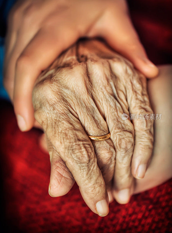 女人牵着年长女人的手