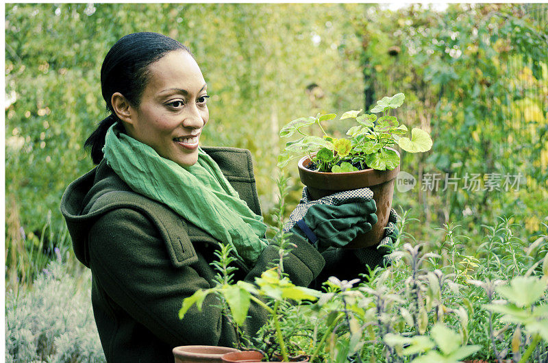 妇女加德纳照料植物