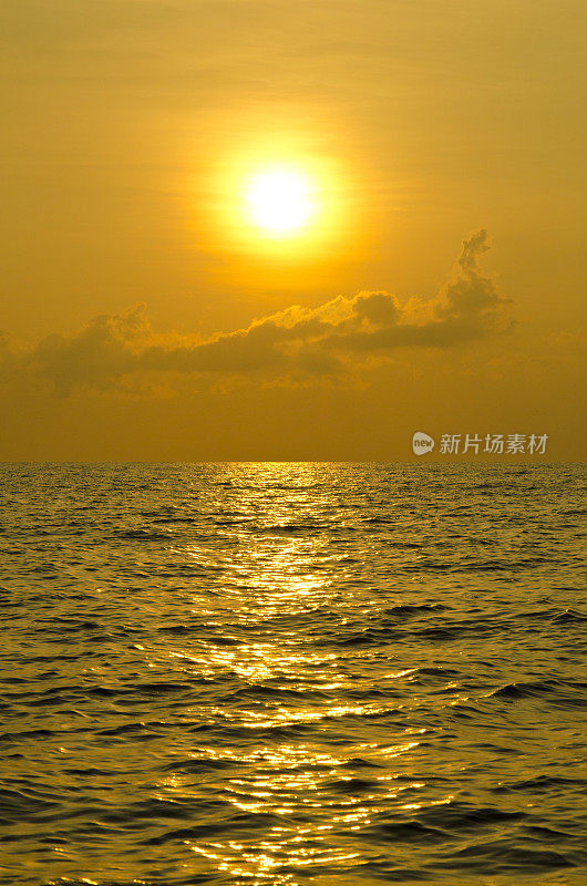 海上日出的灯光。波浪和橙色